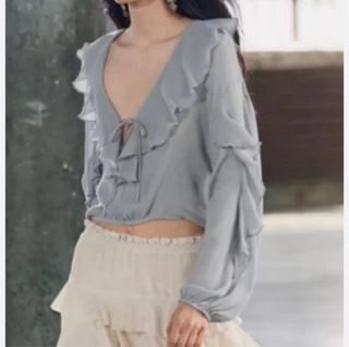 Blusa fina y ligera con volantes