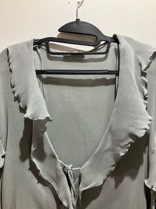 Blusa fina y ligera con volantes