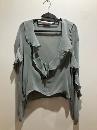 Blusa fina y ligera con volantes