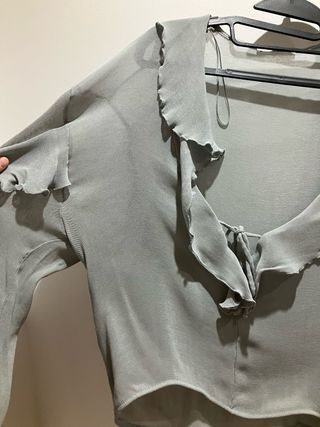 Blusa fina y ligera con volantes