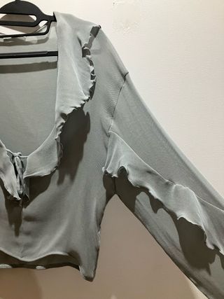 Blusa fina y ligera con volantes