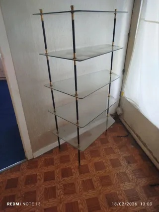 Estanterías de cristal y metal