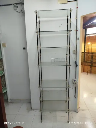 Estanterías de cristal y metal