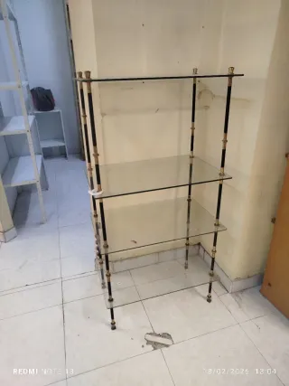 Estanterías de cristal y metal