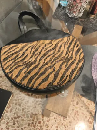 Bolso polipiel negro y marrón estampado cebra