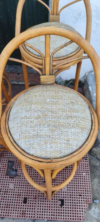 4 Taburetes Altos de Ratán y Tela