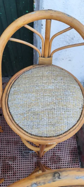 4 Taburetes Altos de Ratán y Tela