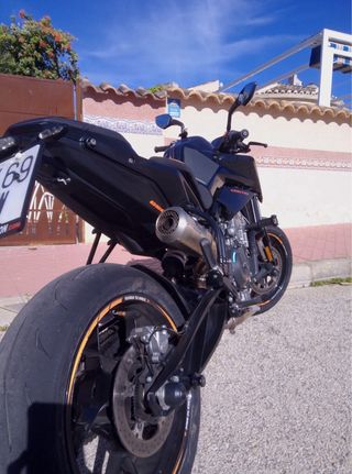 KTM 890 Duke Negra y Naranja