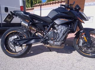 KTM 890 Duke Negra y Naranja