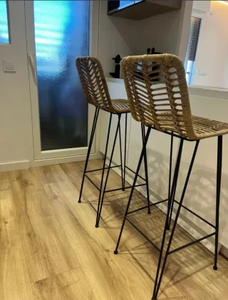 Taburetes altos ratán y metal