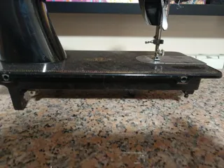 Máquina  de coser con pie antigua  y marmol.