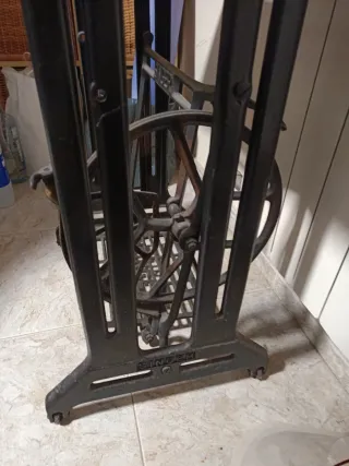 Máquina  de coser con pie antigua  y marmol.