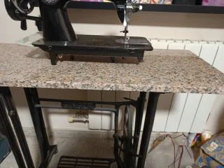 Máquina  de coser con pie antigua  y marmol.