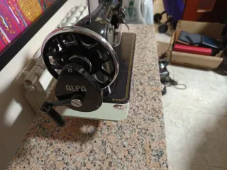 Máquina  de coser con pie antigua  y marmol.