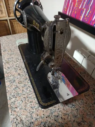 Máquina  de coser con pie antigua  y marmol.