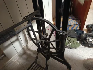 Máquina  de coser con pie antigua  y marmol.