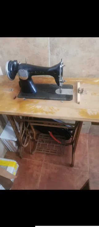 Máquina de coser antigua Alfa