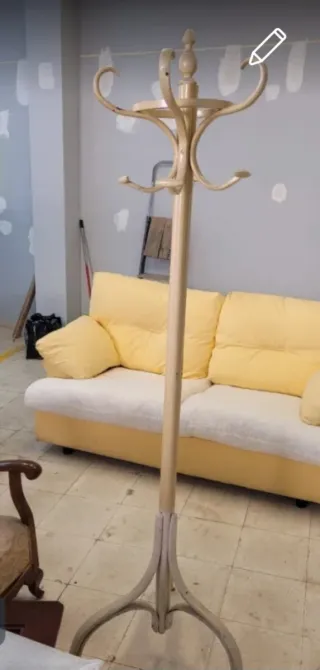 Perchero clásico de madera beige