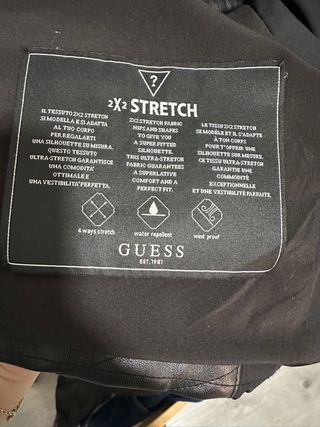 Chaqueta Guess Negra con Capucha y Pelo