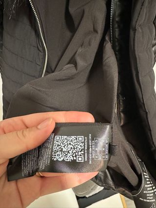 Chaqueta Guess Negra con Capucha y Pelo