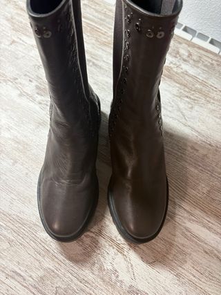 Botín Micuir Marrón con Tachuelas