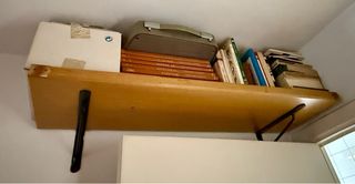 Estantería de madera y metal