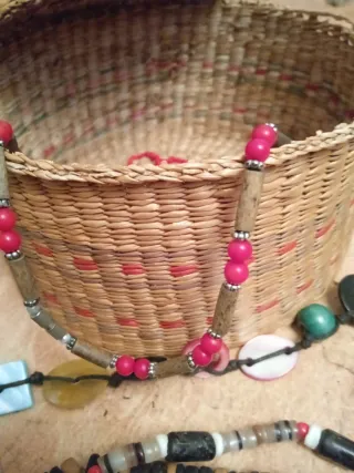 Joyero de mimbre con hilo rojo