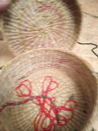 Joyero de mimbre con hilo rojo