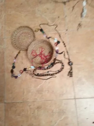 Joyero de mimbre con hilo rojo