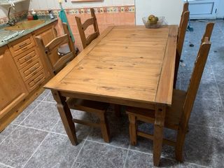 Mesa rústica de madera con 4 sillas