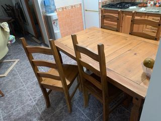Mesa rústica de madera con 4 sillas