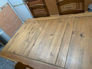 Mesa rústica de madera con 4 sillas