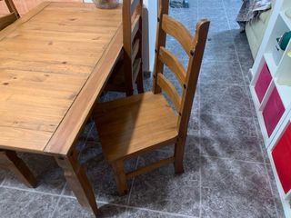Mesa rústica de madera con 4 sillas