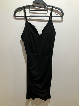 Vestido negro escote V