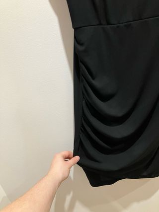 Vestido negro escote V