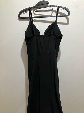 Vestido negro escote V
