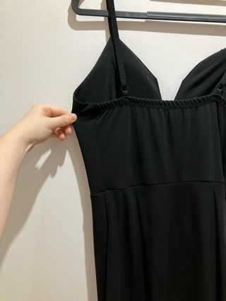 Vestido negro escote V