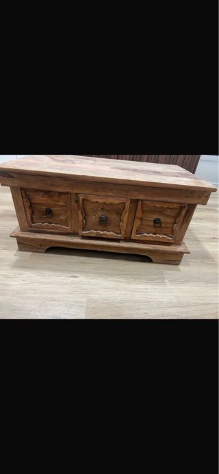 Mesa de centro de madera con 3 cajones