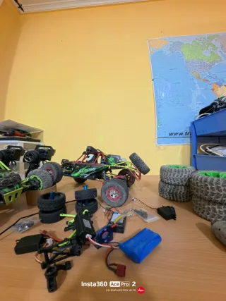 Pareja de coches RC Wltoys todoterreno.