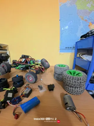 Pareja de coches RC Wltoys todoterreno.