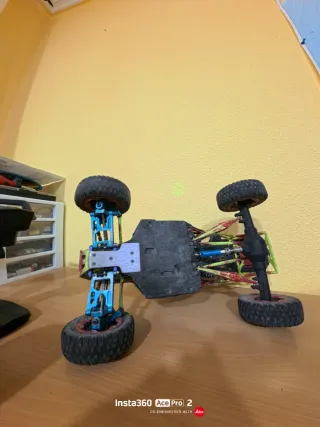 Pareja de coches RC Wltoys todoterreno.