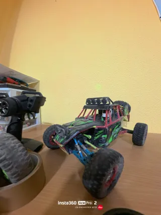 Pareja de coches RC Wltoys todoterreno.