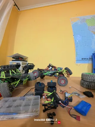 Pareja de coches RC Wltoys todoterreno.