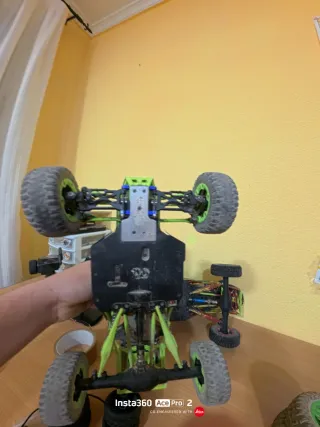 Pareja de coches RC Wltoys todoterreno.