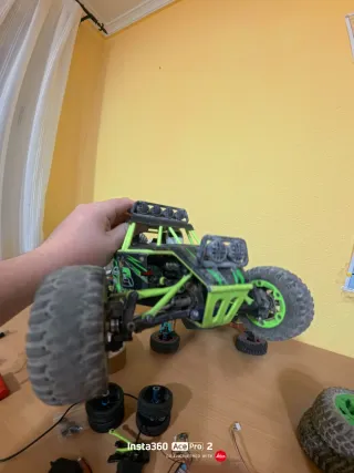 Pareja de coches RC Wltoys todoterreno.