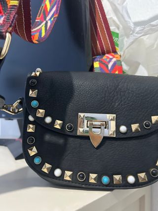Bolso negro con tachuelas y piedras