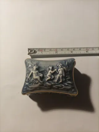 Cajita porcelana Capodimonte figuras querubines