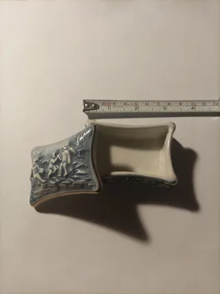 Cajita porcelana Capodimonte figuras querubines