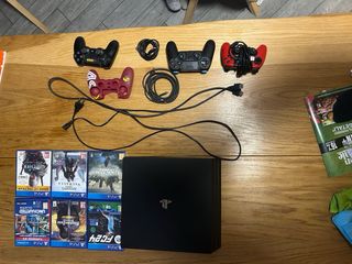 PlayStation 4 Pro + 3 joystick + 6 giochi