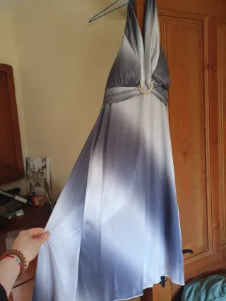 Vestido de fiesta plateado y gris